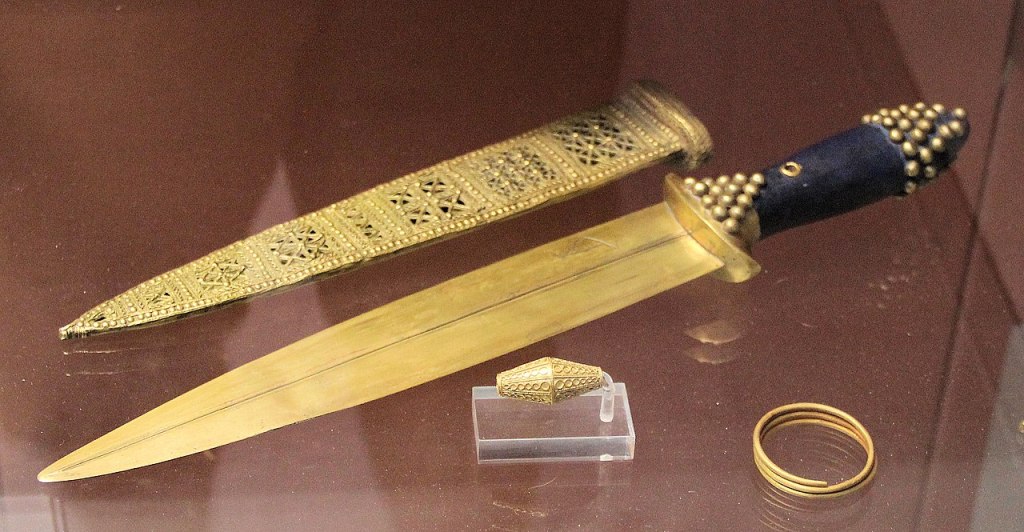 Gold objects from tomb PG 580. British Museum.