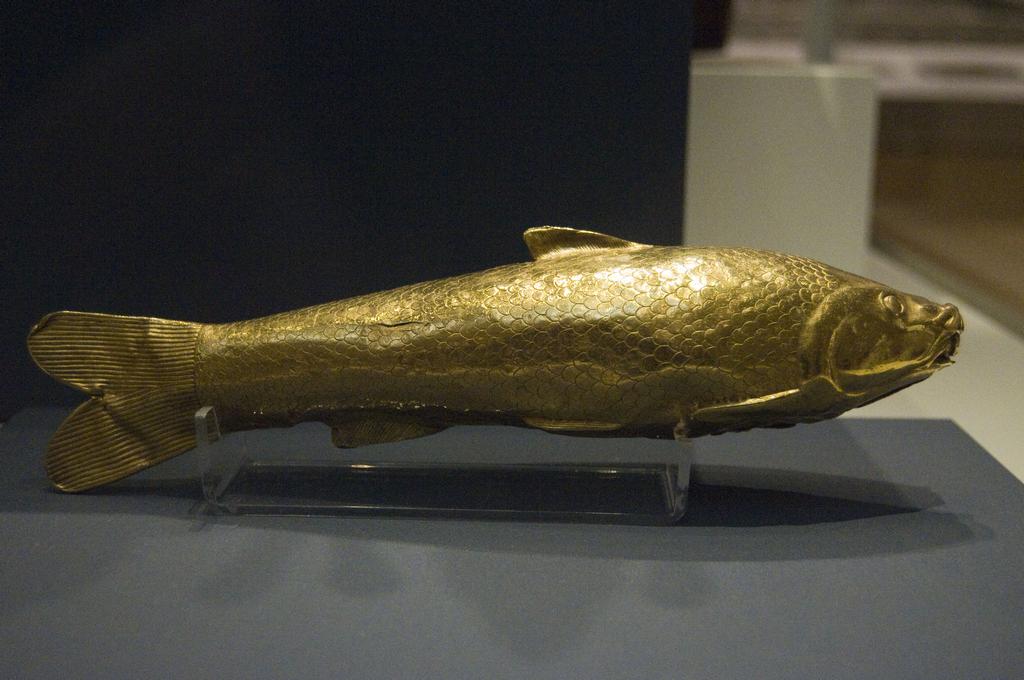 Gold fish-shaped vessel.