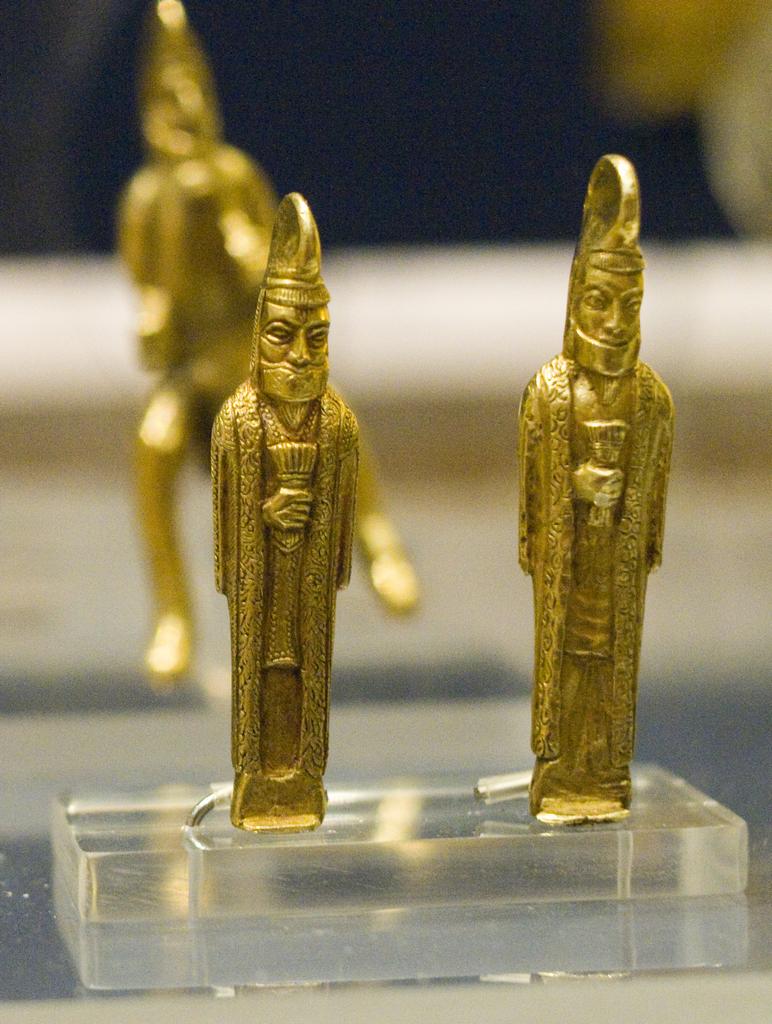 Gold statuettes carring barsoms.
