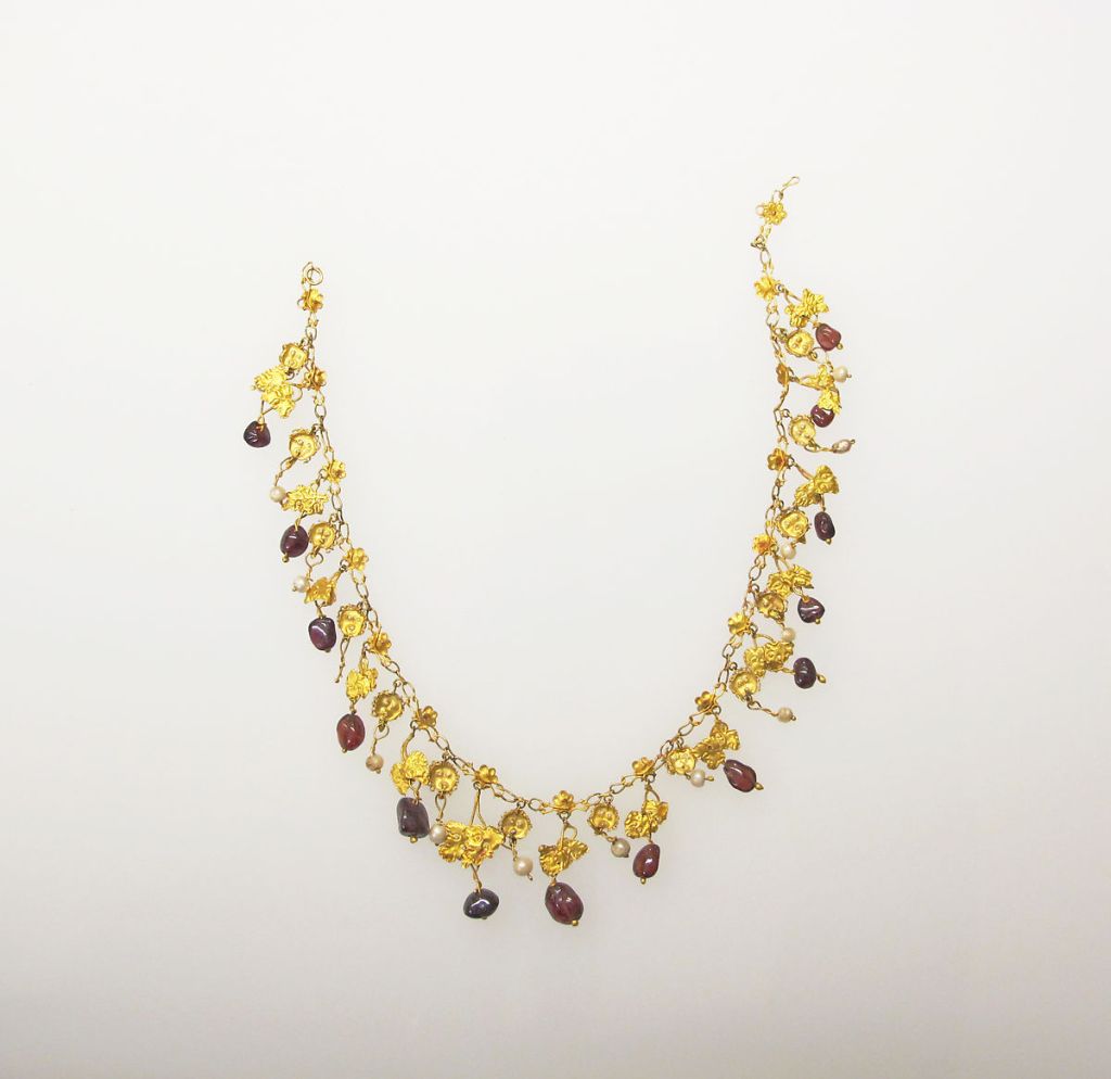 Gold necklace with semi-precious stones, 1st-2nd c. AD.