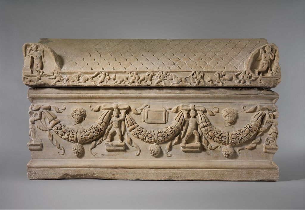 Garlanded sarcophagus, c. 220-225 AD. Metropolitan Museum of Arts.