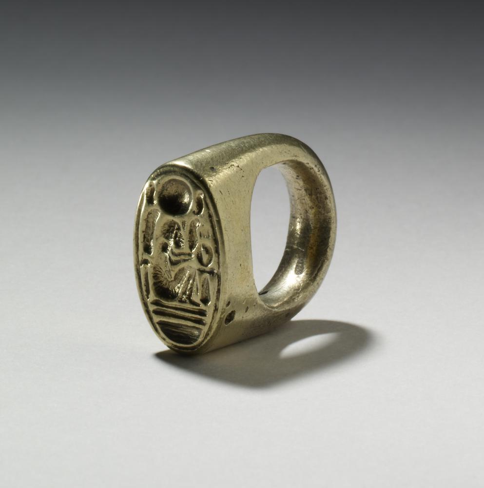 Gold Signet ring of Akhenaten, 18th Dynasty. British Museum.
